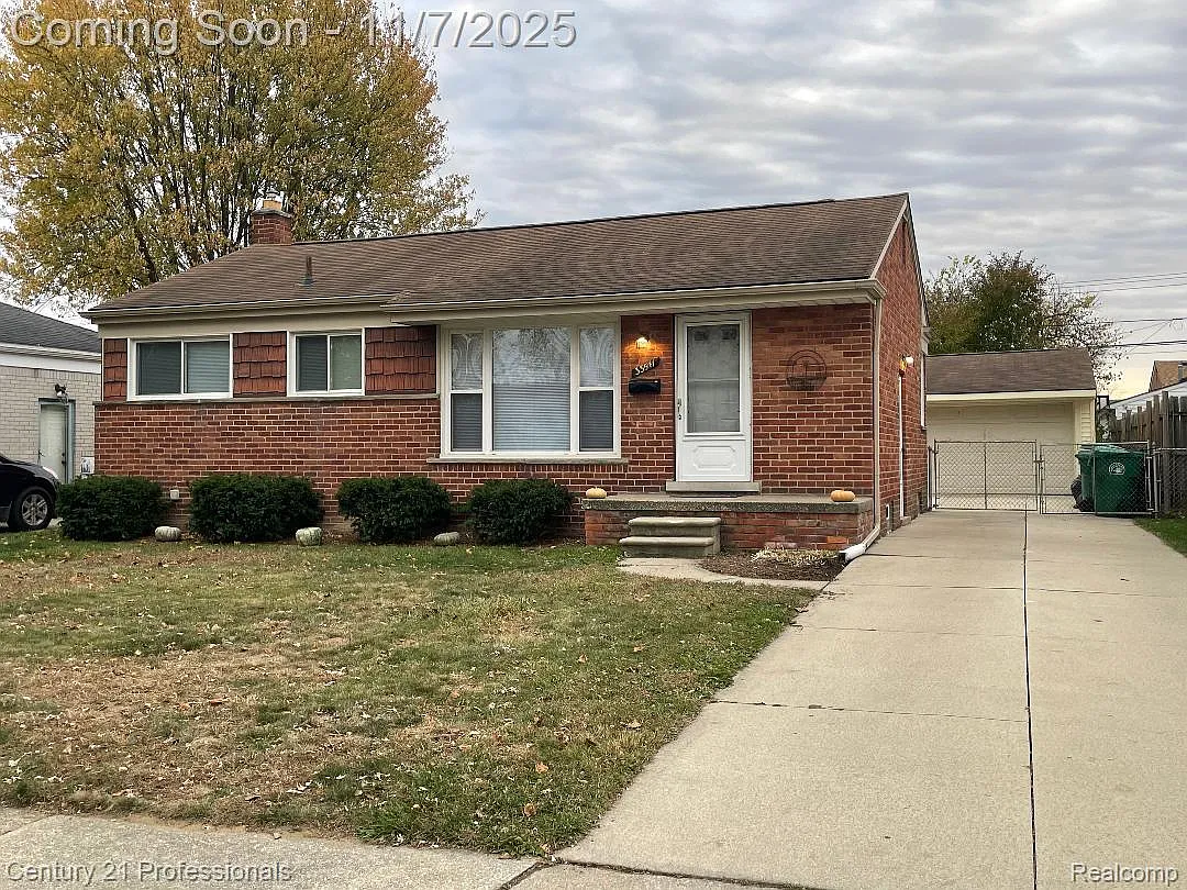 33541 Florence St in Garden City