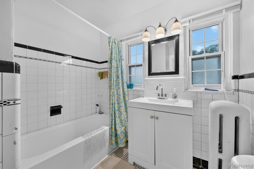 Full bathroom with bathtub at 19178 San Juan Dr